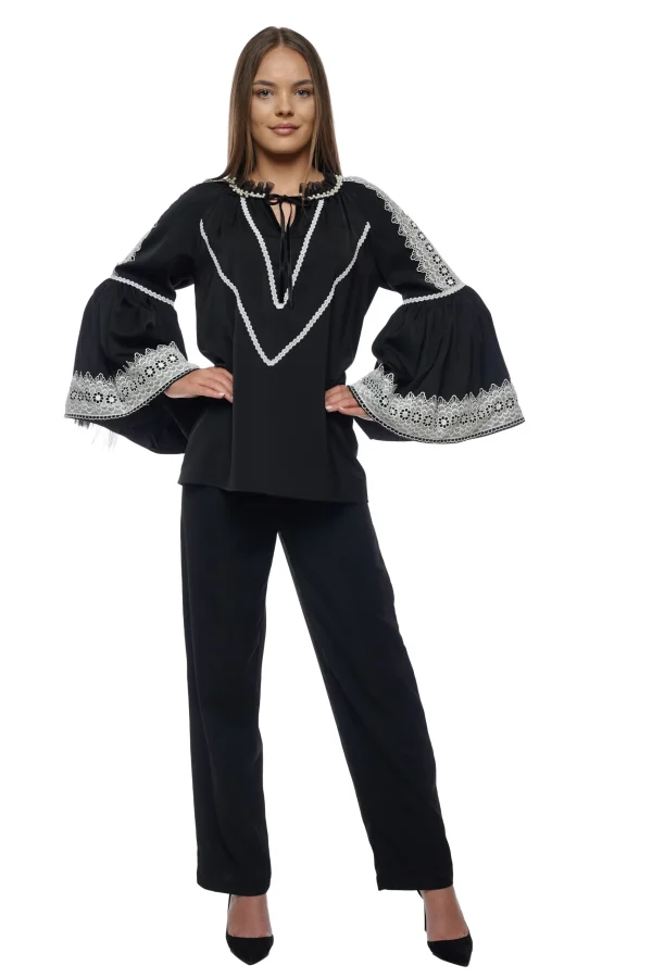 Bluza eleganta Alexandra neagra cu mâneci clopot și dantela alba (3)