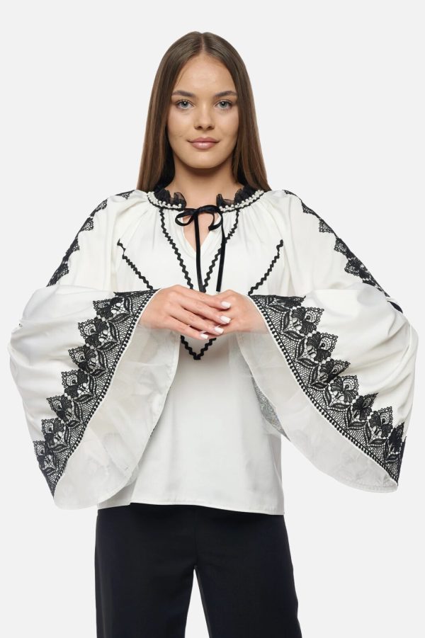 Bluza-eleganta-cu-maneci-clopot-si-dantela-neagra-Valeria-5-scaled_nobg
