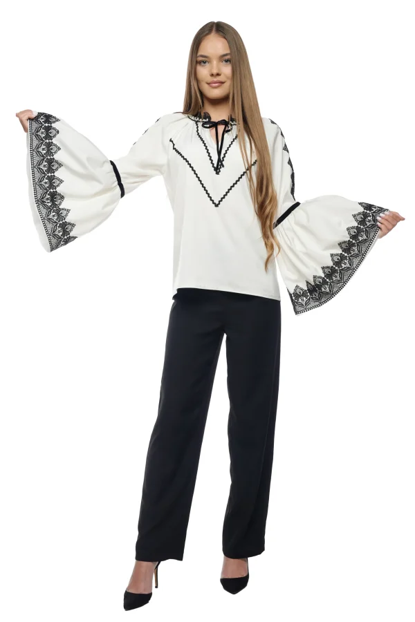 Bluza eleganta cu maneci clopot si dantela neagra Valeria