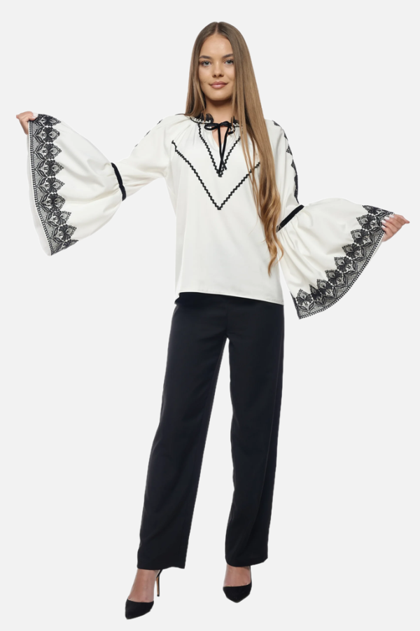 Bluza-eleganta-cu22-maneci-clopot-si-dantela-neagra-Valeria-scaled_nob1111g
