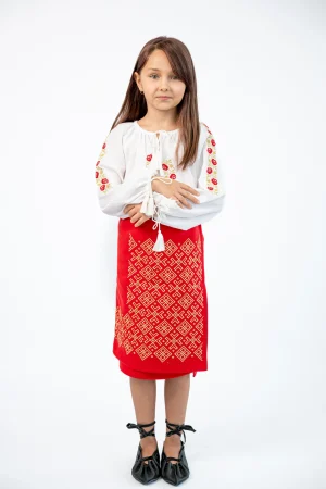 Costum popular romanesc  fetițe – ie cu motive florale și fota rosie cu broderie geometrică