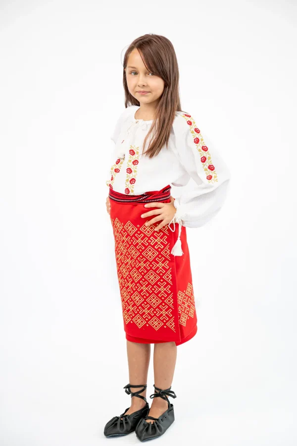 Costum popular romanesc fetițe – ie cu motive florale și fota rosie cu broderie geometrică (3)