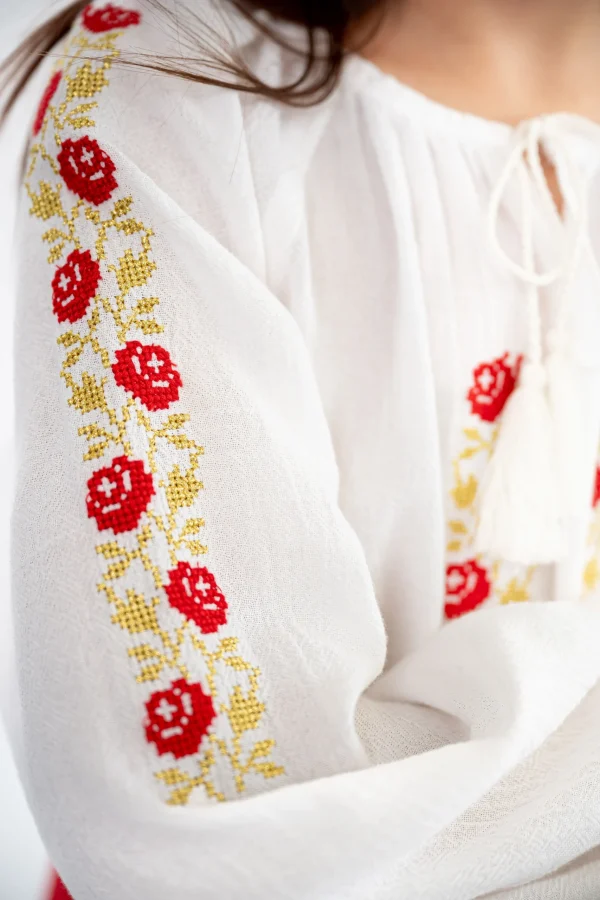 Costum popular romanesc fetițe – ie cu motive florale și fota rosie cu broderie geometrică (7)