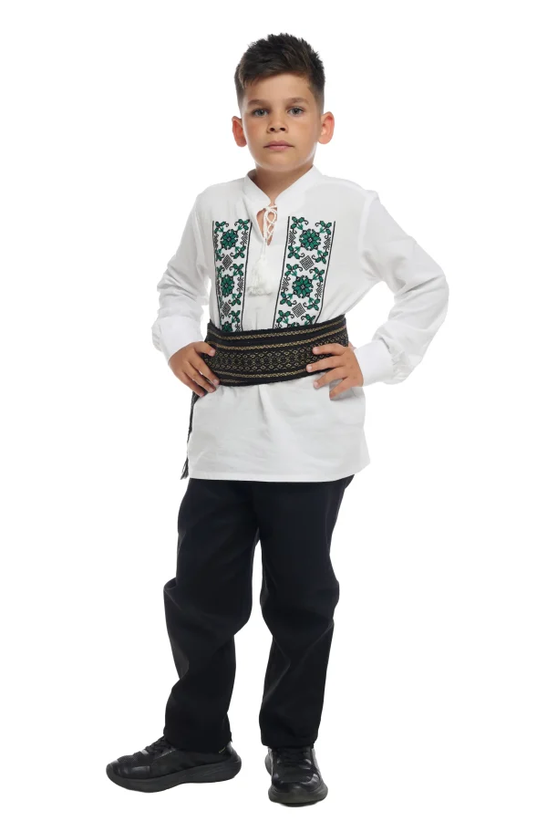 Costum traditional romanesc pentru baietel broderie verde și brau tesut