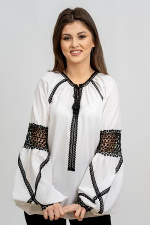 Bluza alba stilizata cu maneci bufante si dantela neagra