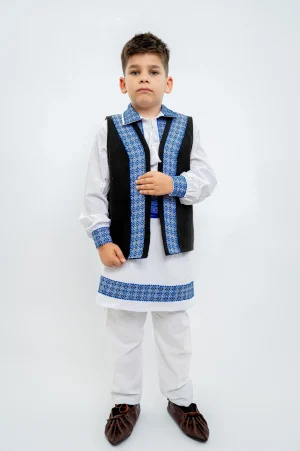 Costum traditional baietel cu vesta neagra si motiv traditional albastru