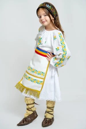 Costum traditional fetita catrinte albe broderie trandafiri verde galben