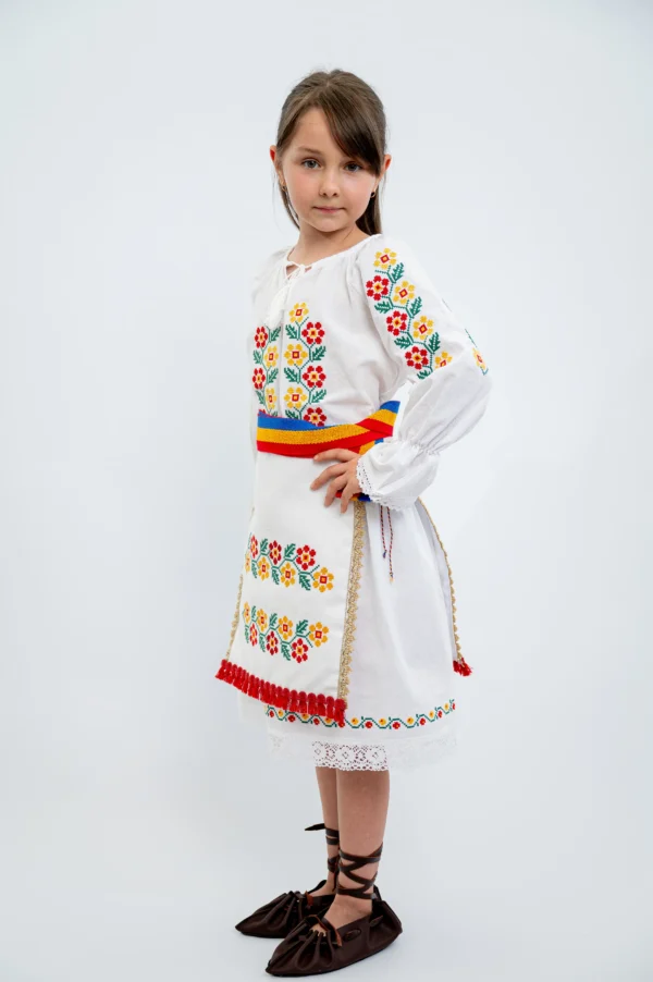 Costum traditional fetite soarte albe cu broderie florala (5)