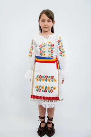 Costum traditional fetite soarte albe cu broderie florala