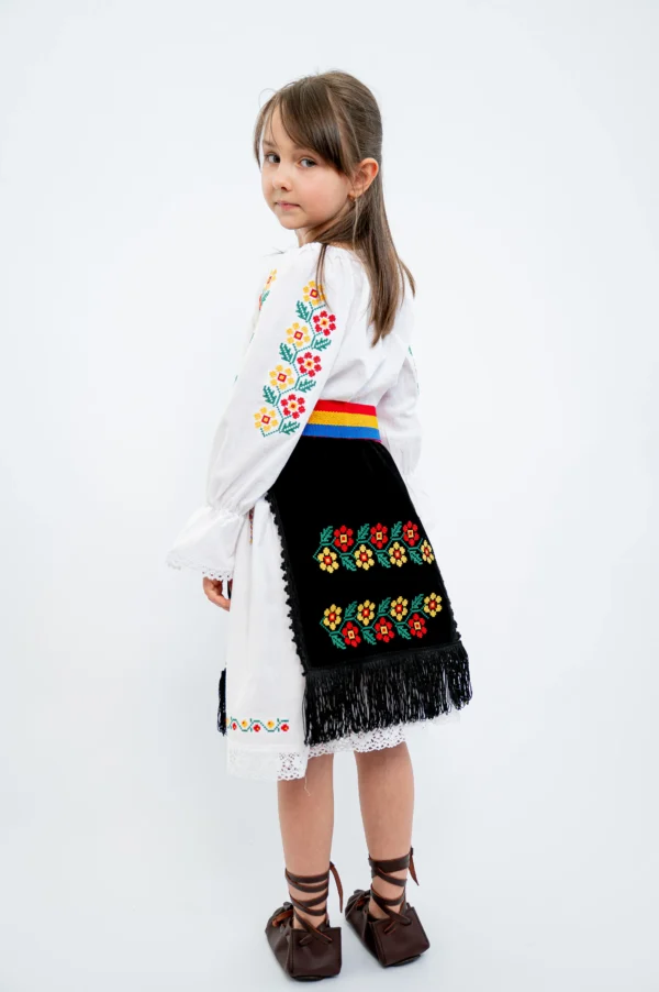 Costum traditional fetite soarte negre din catifea cu broderie florala (3)