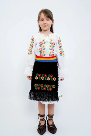 Costum traditional fetite soarte negre din catifea cu broderie florala