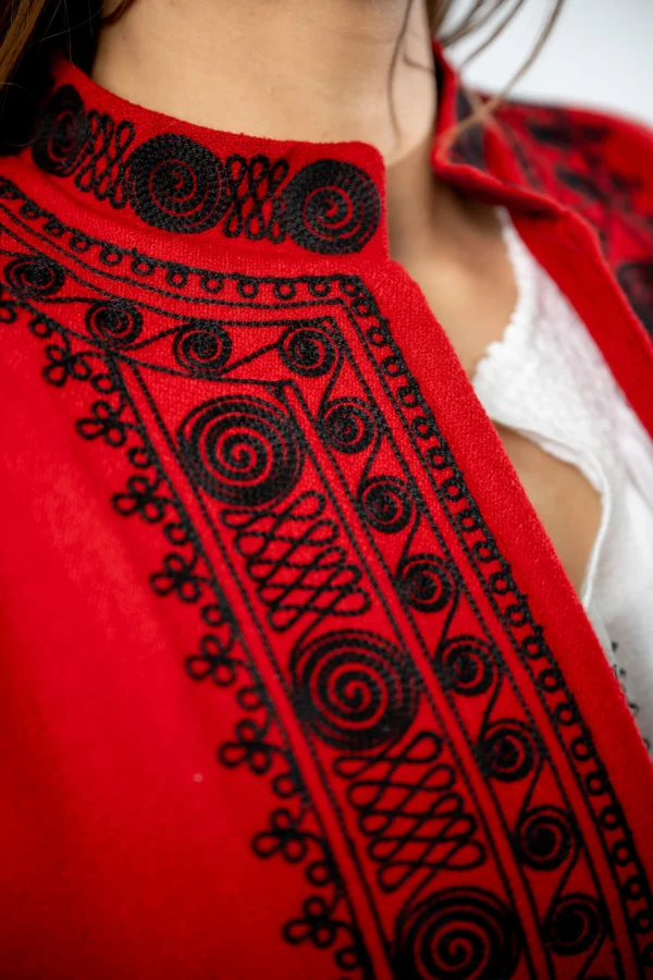 Suman dama traditional rosu cu broderie neagra (6)