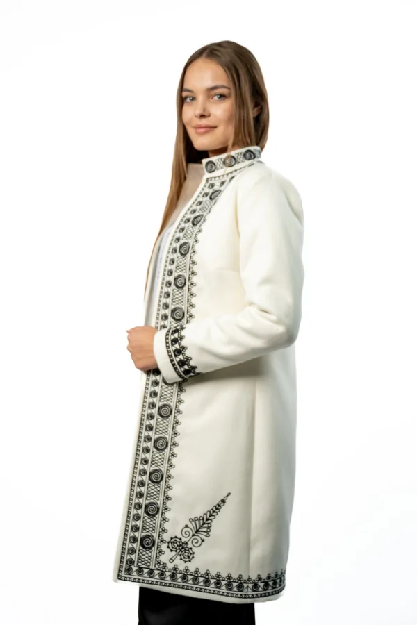 Suman traditional dama alb cu broderie neagra (4)