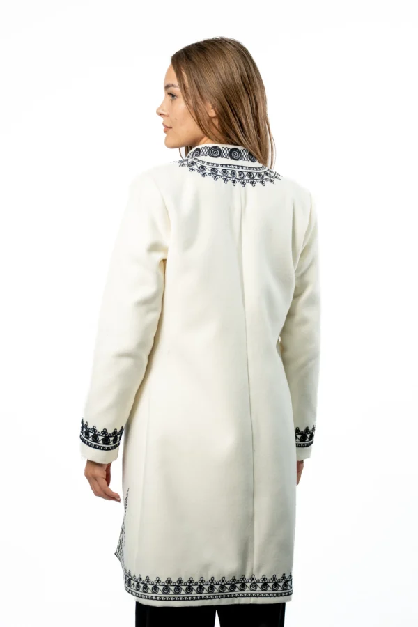 Suman traditional dama alb cu broderie neagra (5)
