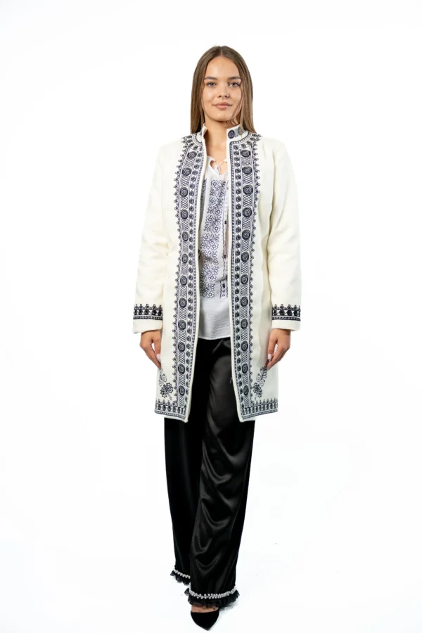 Suman traditional dama alb cu broderie neagra