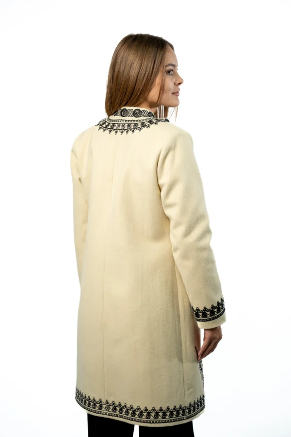 Suman traditional dama din postav bej cu broderie neagra (2)