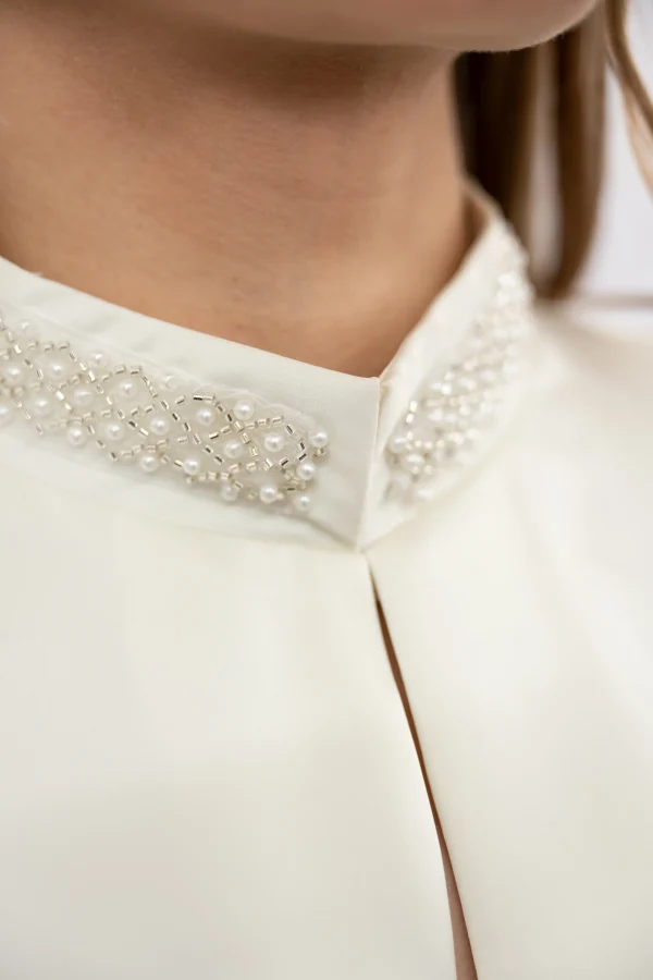 Bluza eleganta ivory cu guler tunica accesorizat – perle fine