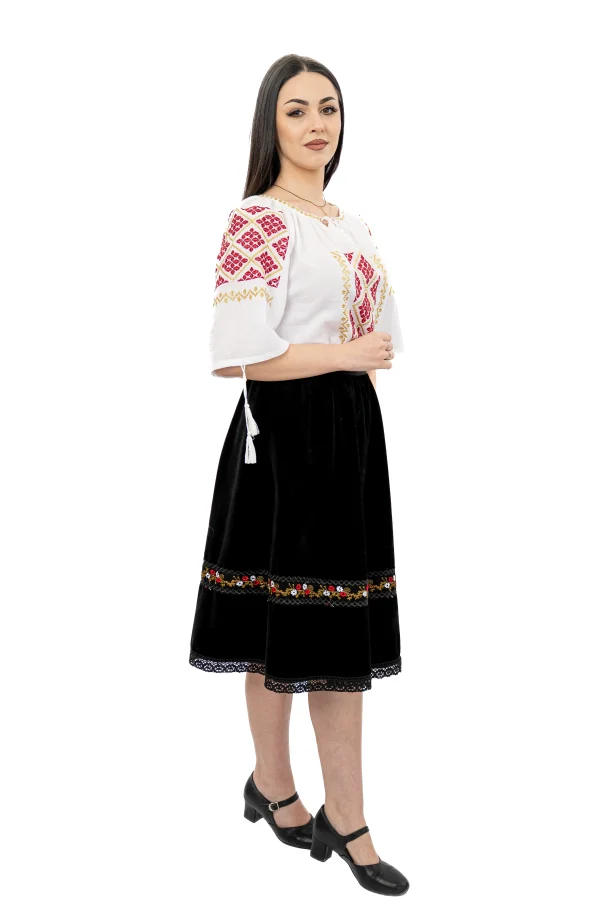 Compleu traditional dama – fusta din catifea cu dantela (4)