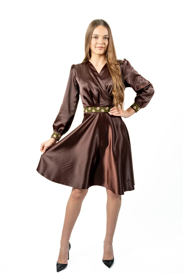 Rochie satinata cu design modern-traditional (5)