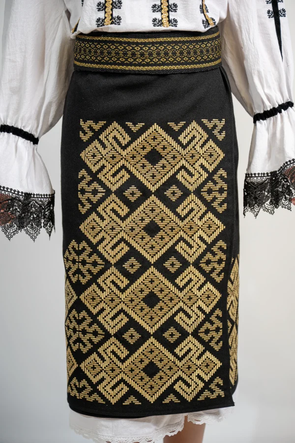 Costum traditional dama stilizat cu accente aurii (3)