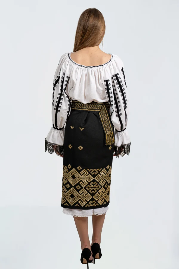 Costum traditional dama stilizat cu accente aurii (6)