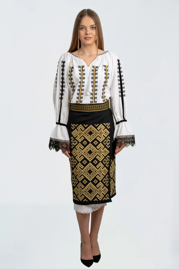Costum traditional dama stilizat cu accente aurii