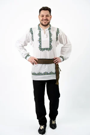 Costum traditional barbatesc cu camasa lunga si broderie verde galbena