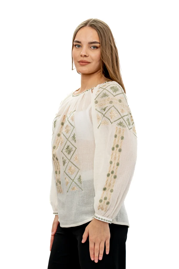 Ie traditionala bej cu broderie verde masliniu si bej (4)